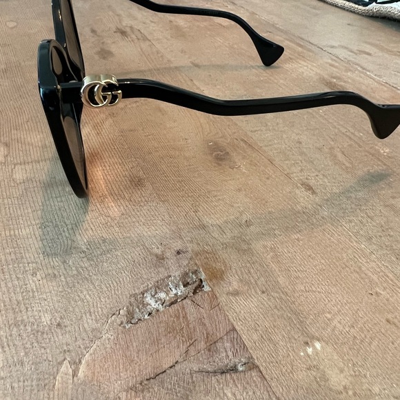 Authentic🔥Black Gucci oversized sunglasses, gently used- with case - Picture 2 of 4